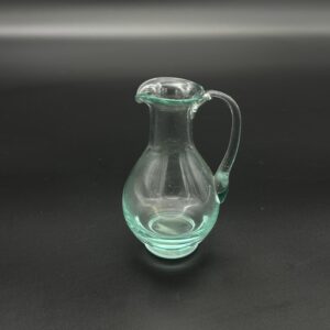 Mały dzbanuszek ze szkła przezroczysto-turkusowego