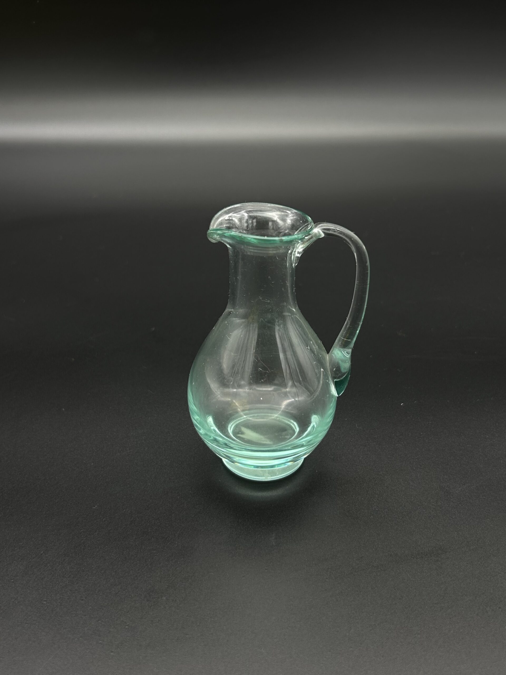 Mały dzbanuszek ze szkła przezroczysto-turkusowego