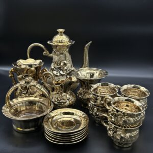 Złoty zestaw porcelanowy w stylu barokowym