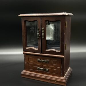 Drewniana szkatułka na biżuterię z lusterkiem