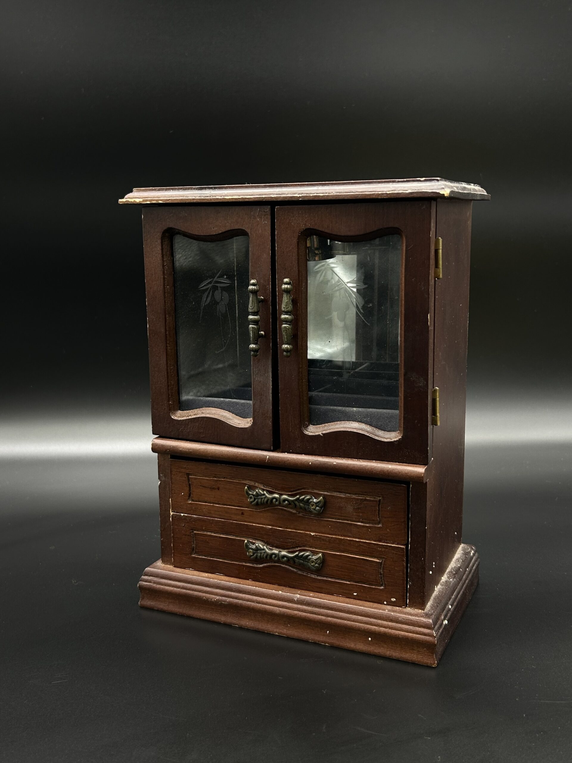 Drewniana szkatułka na biżuterię z lusterkiem