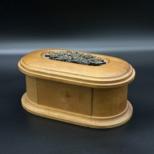 Drewniane pudełko z rzeźbionym motywem kwiatowym