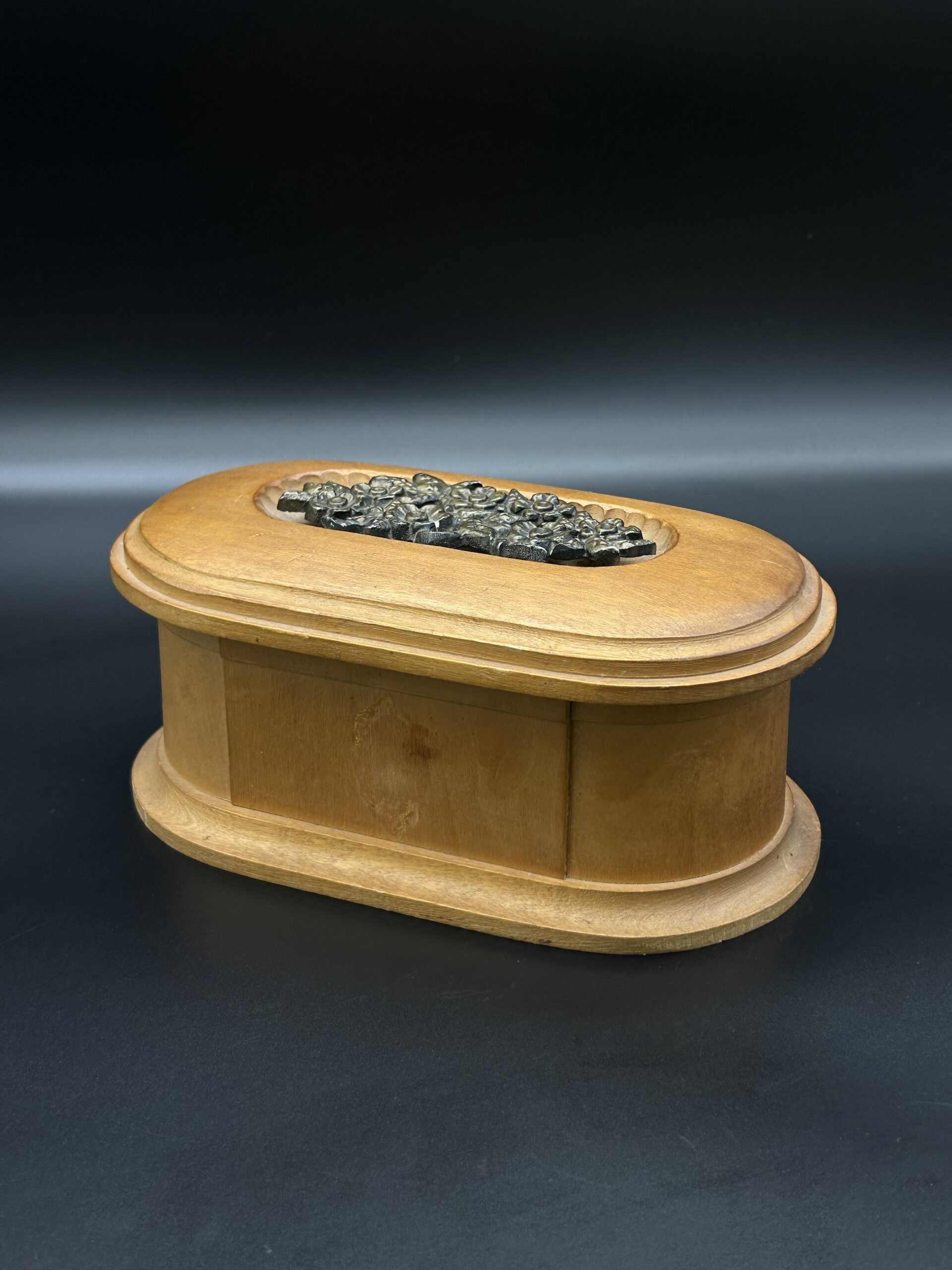 Drewniane pudełko z rzeźbionym motywem kwiatowym