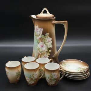 Zestaw porcelanowy z motywem róż