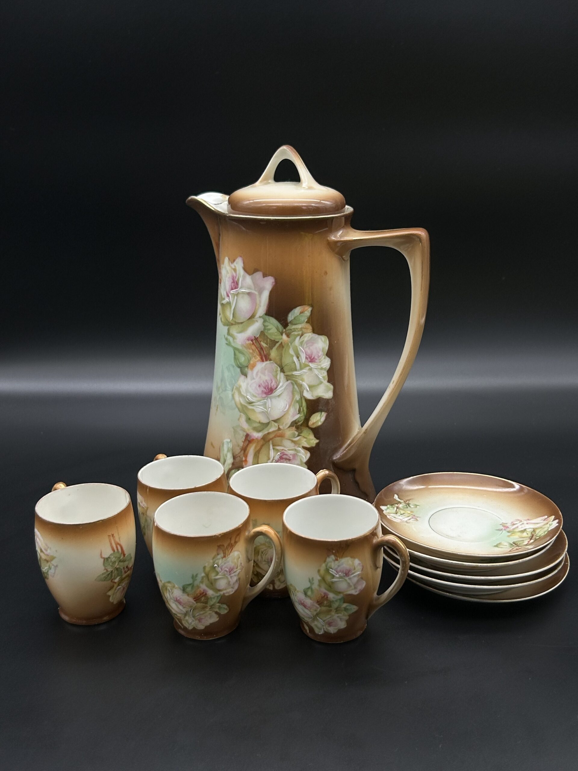 Zestaw porcelanowy z motywem róż