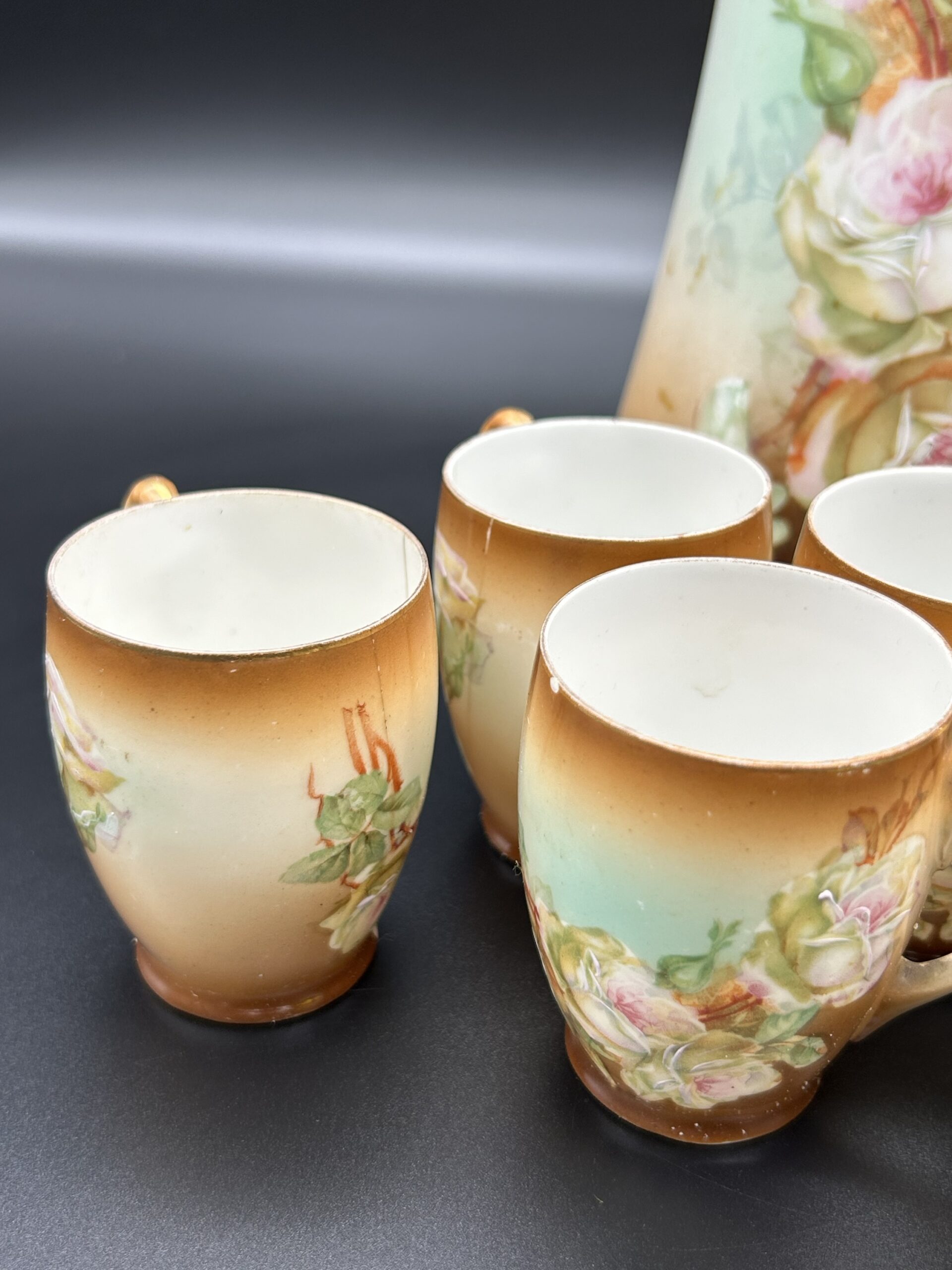 Zestaw porcelanowy z motywem róż - obrazek 2