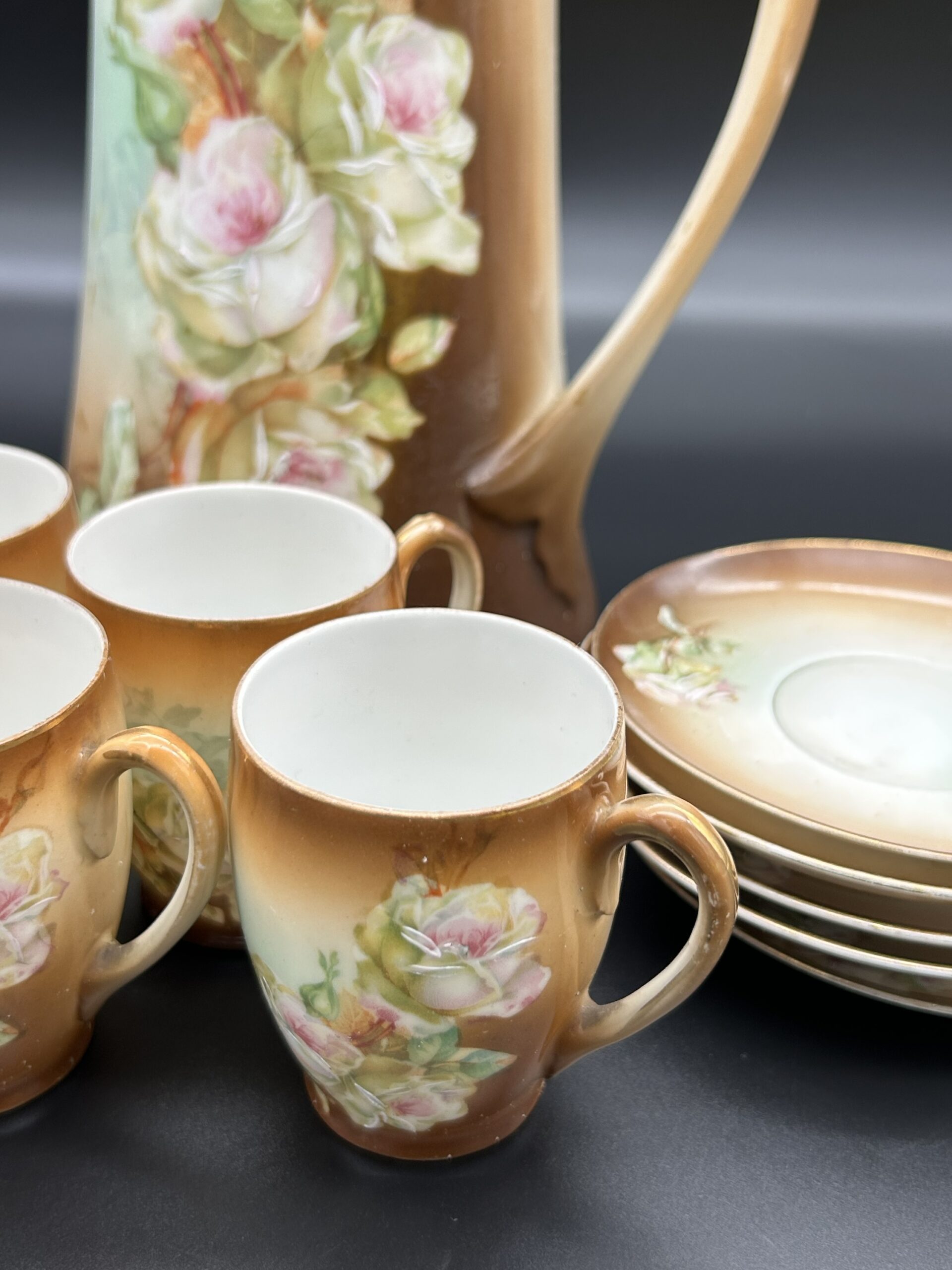 Zestaw porcelanowy z motywem róż - obrazek 3