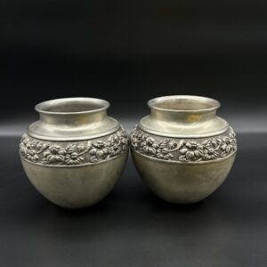 Zestaw metalowych wazonów z ornamentem