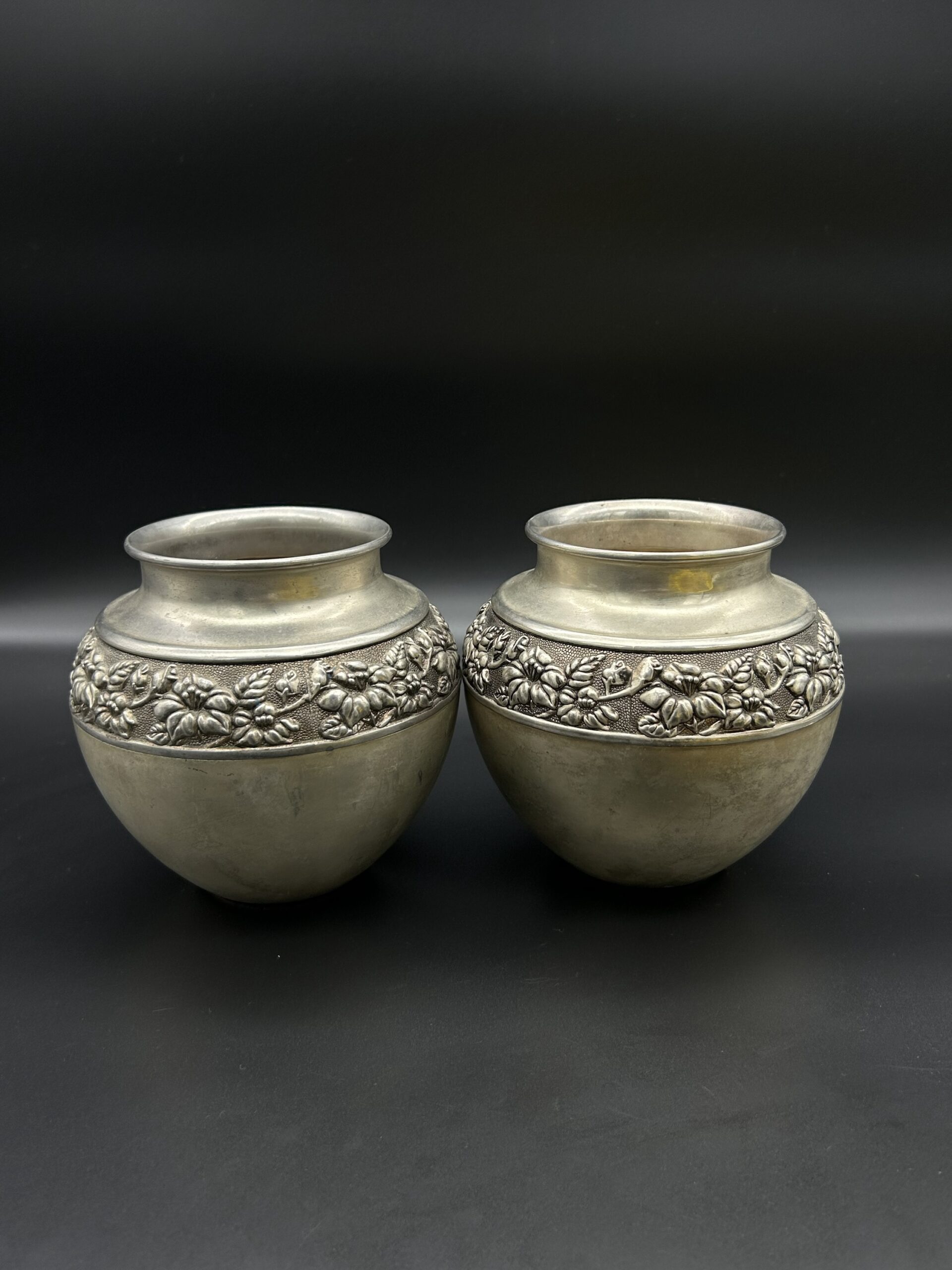 Zestaw metalowych wazonów z ornamentem