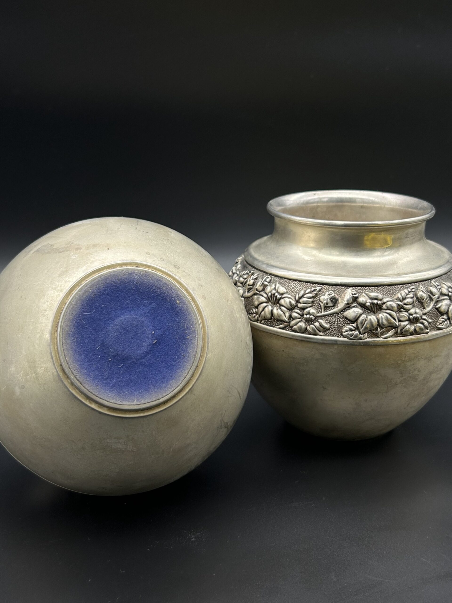 Zestaw metalowych wazonów z ornamentem - obrazek 2