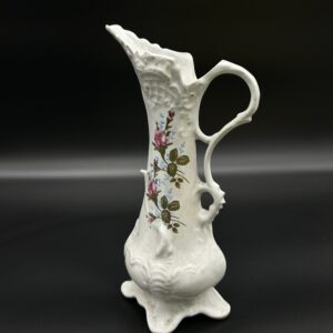 Dzban porcelanowy z motywem kwiatowym