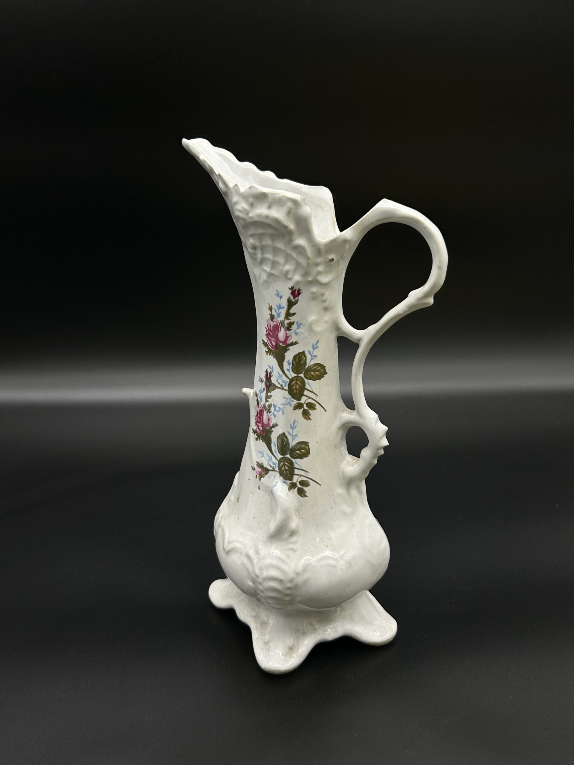 Dzban porcelanowy z motywem kwiatowym