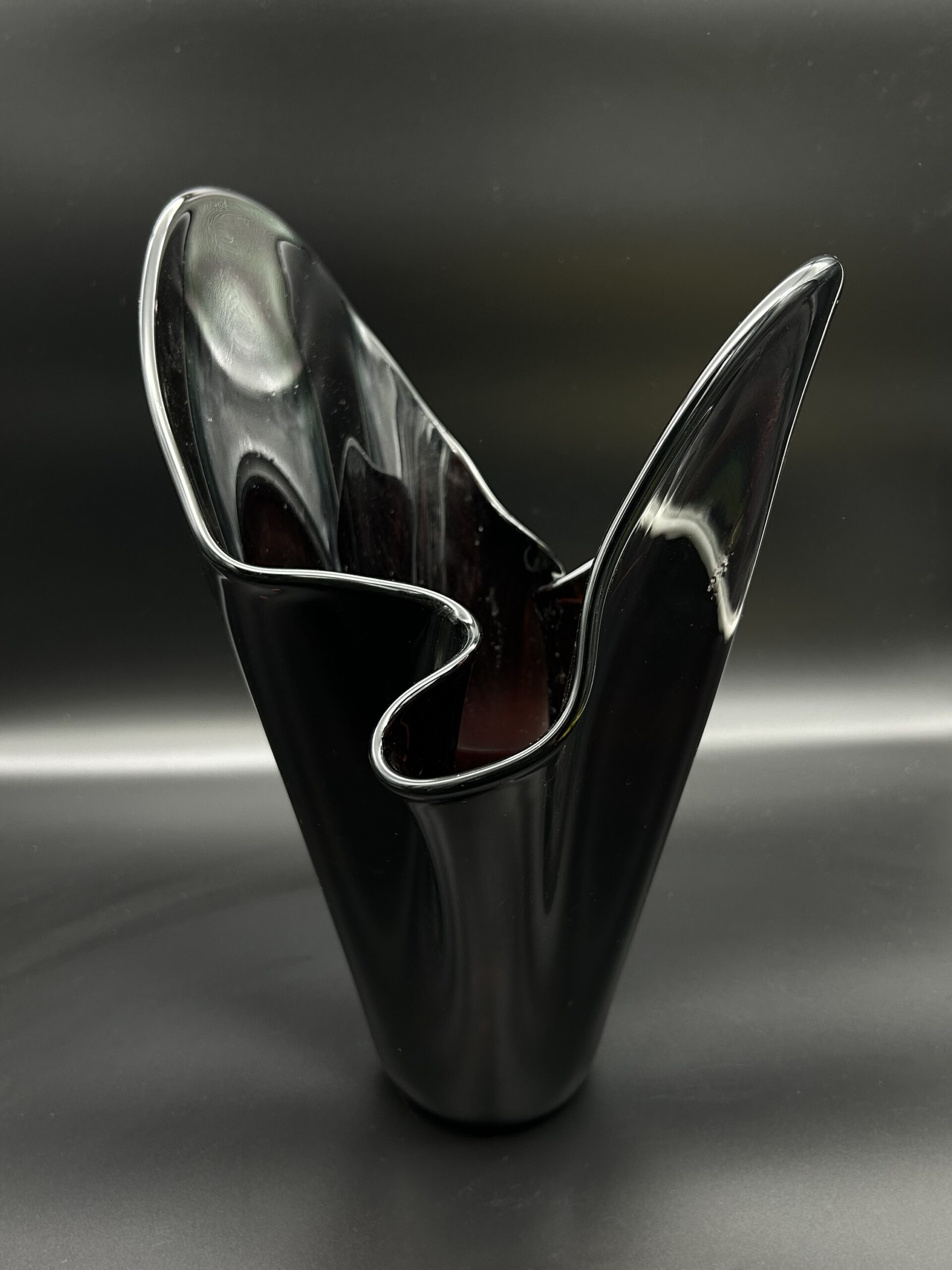 Wazon artystyczny czarny szkło ręcznie formowane