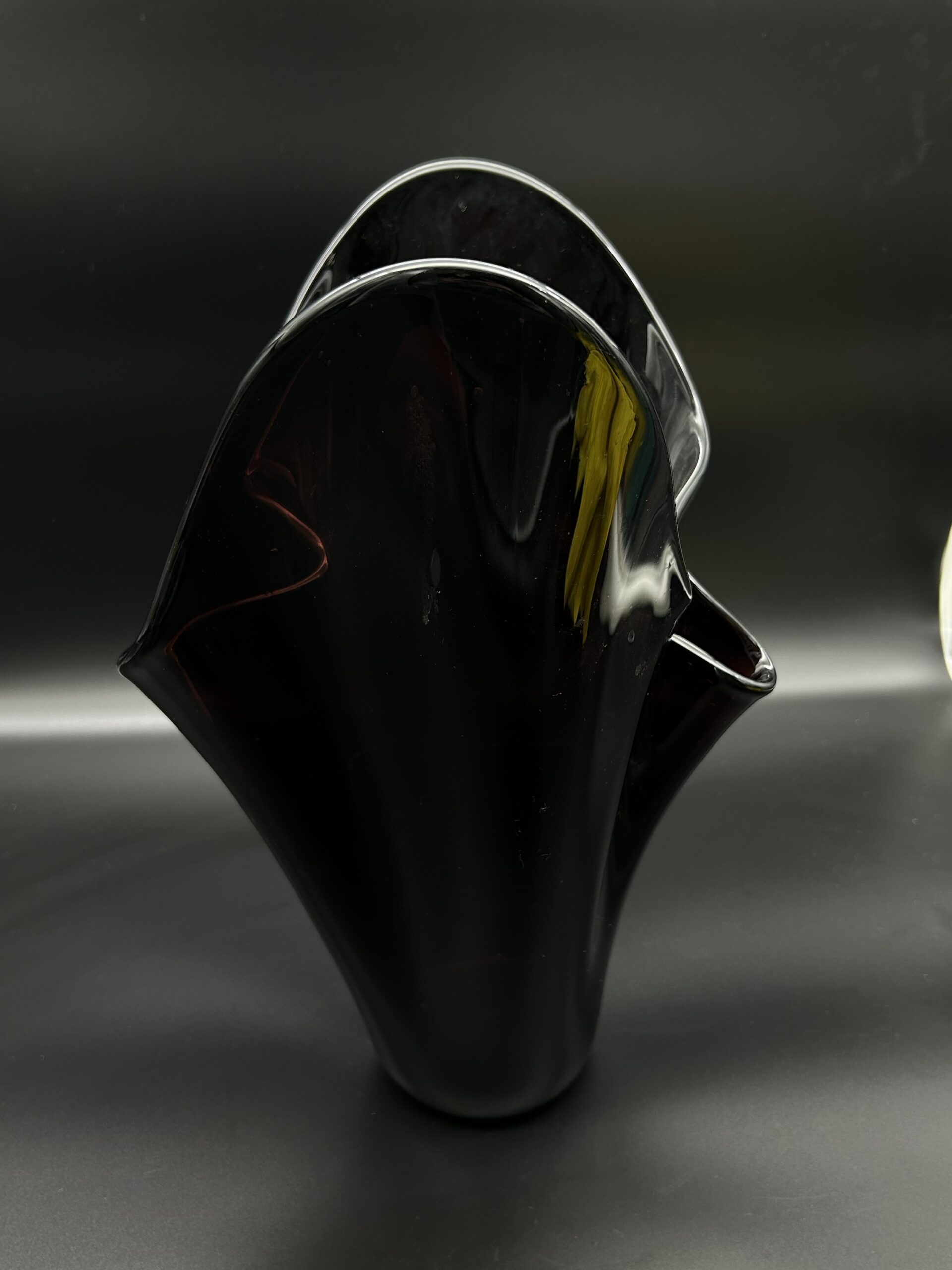 Wazon artystyczny czarny szkło ręcznie formowane - obrazek 3