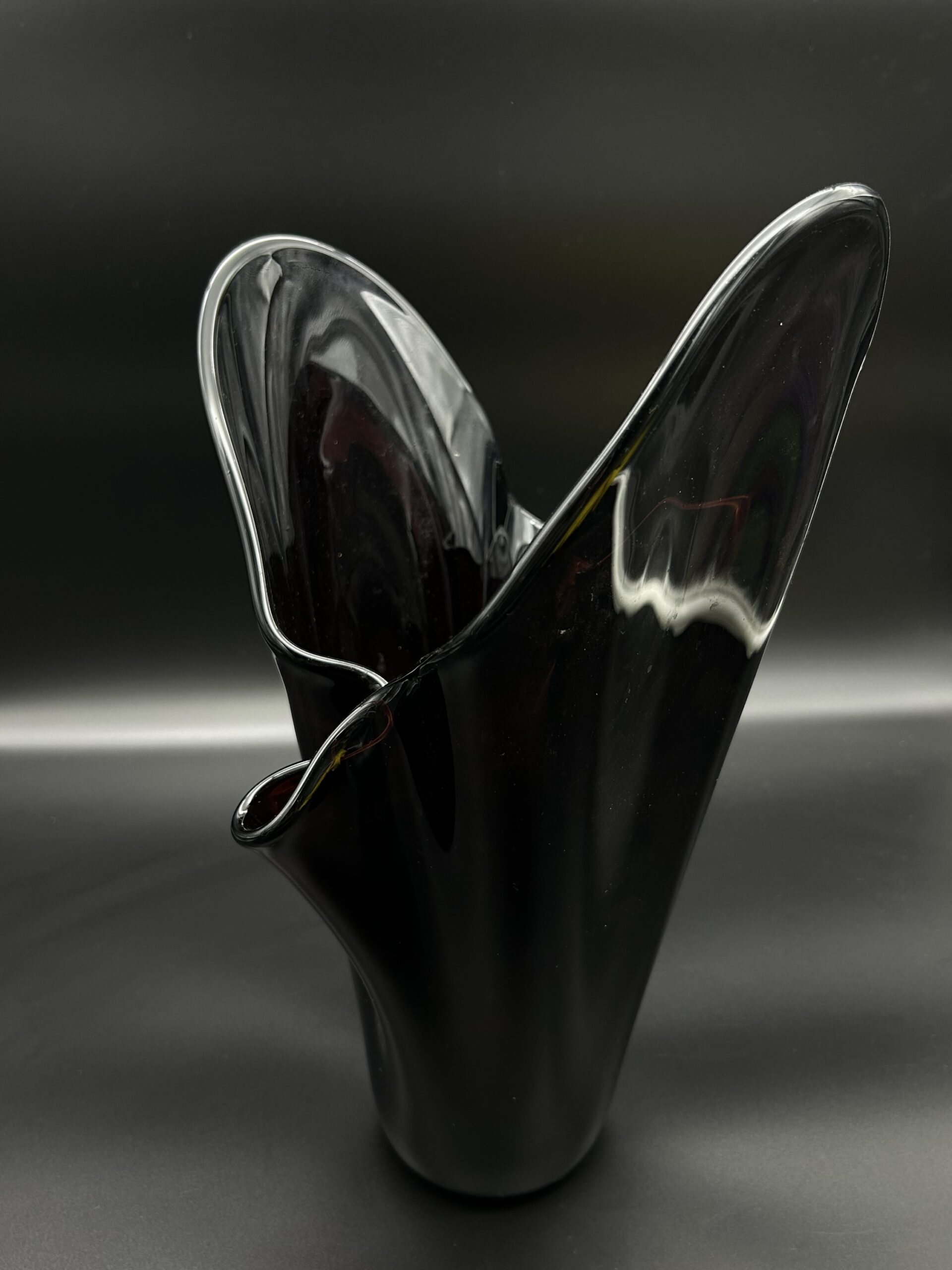 Wazon artystyczny czarny szkło ręcznie formowane - obrazek 2