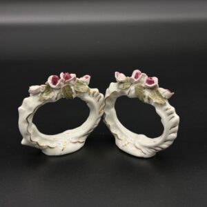 Porcelanowe pierścienie na serwetki z kwiatami
