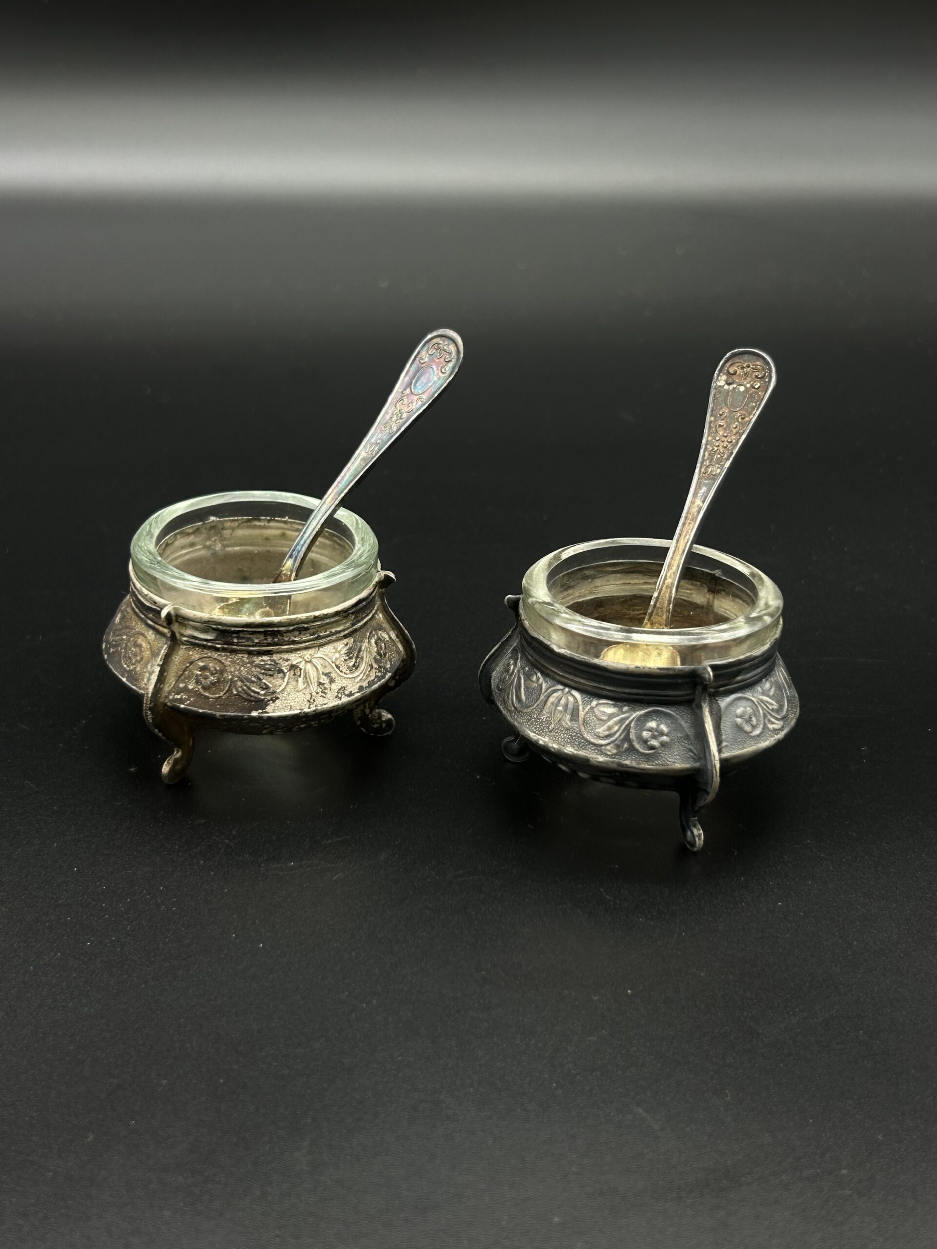 Zestaw dwóch pojemniczków na przyprawy w metalowych oprawach