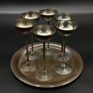 Zestaw kieliszków metalowych z tacą