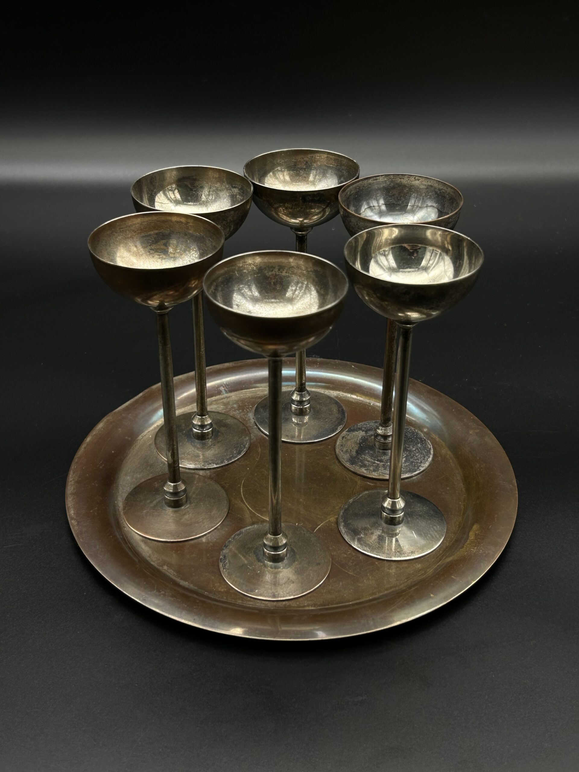 Zestaw kieliszków metalowych z tacą