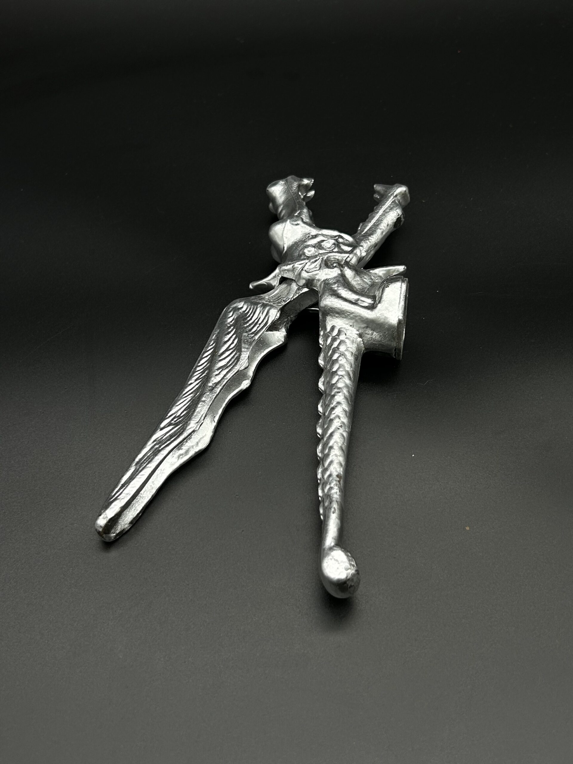 Metalowa figurka smoka – dziadek do orzechów