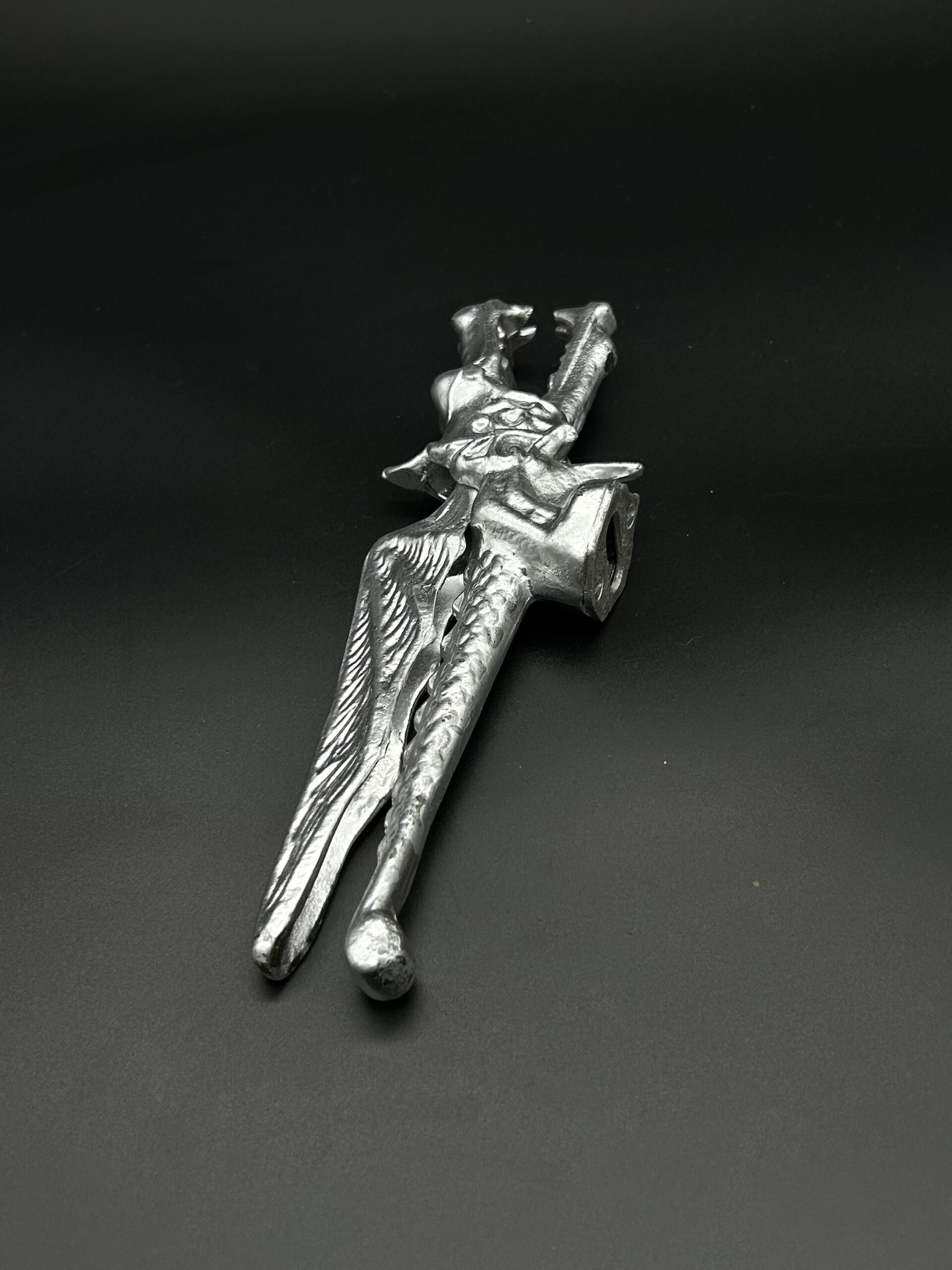 Metalowa figurka smoka – dziadek do orzechów - obrazek 2