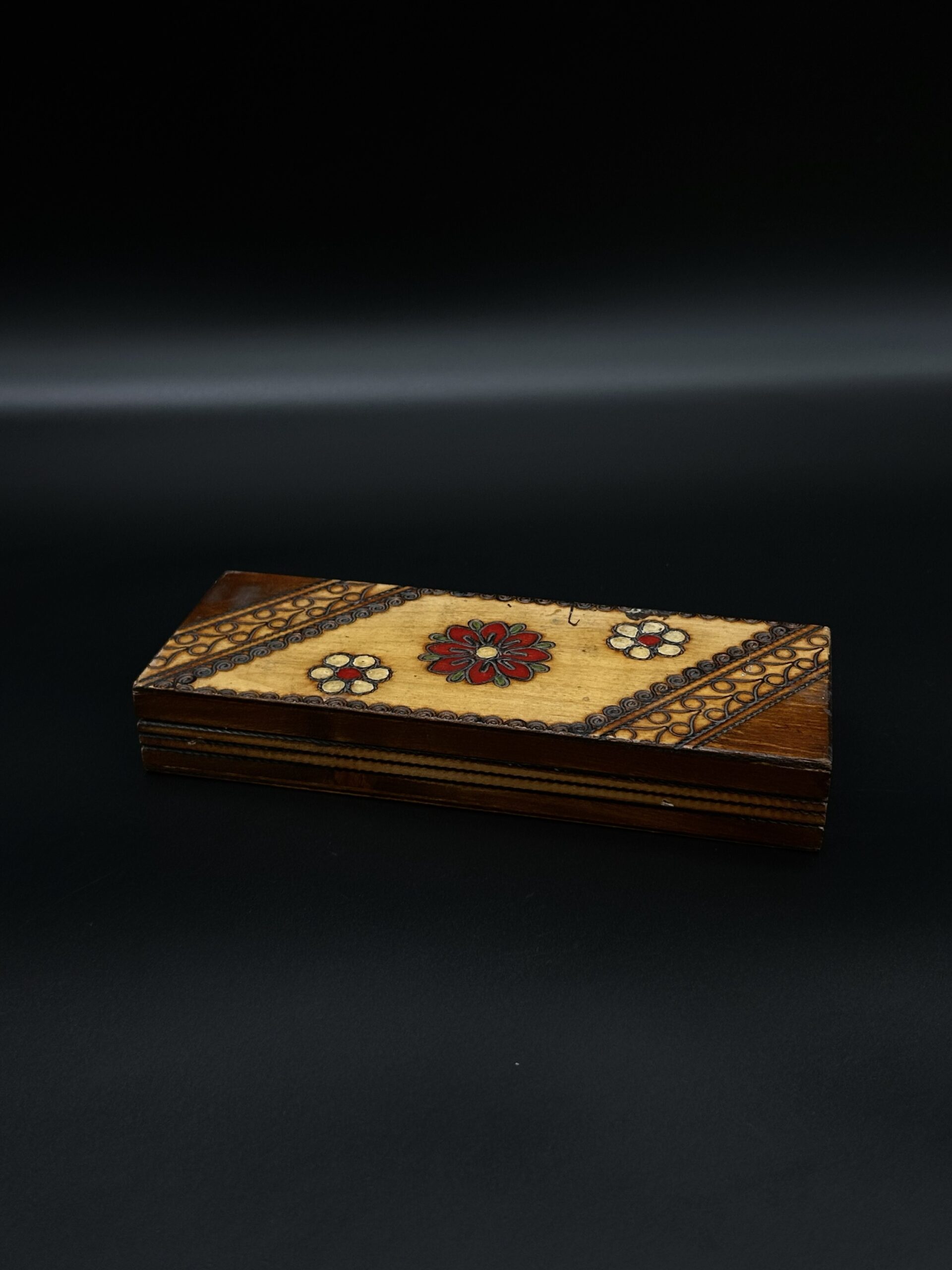 Drewniane pudełko na długopisy vintage