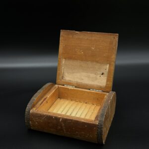 Drewniane pudełko vintage z żebrowanym wnętrzem