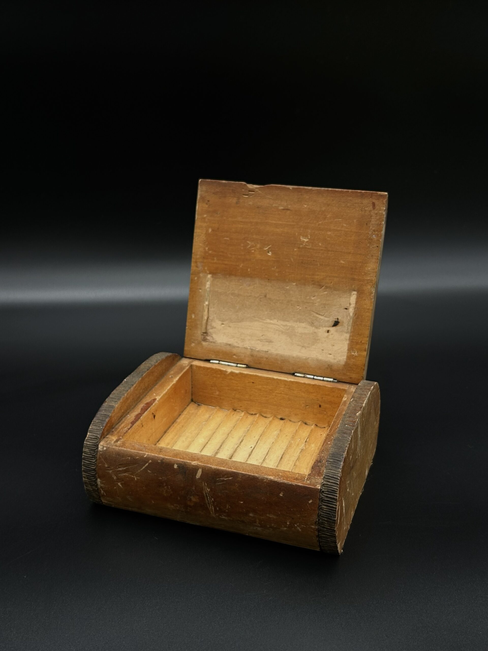 Drewniane pudełko vintage z żebrowanym wnętrzem