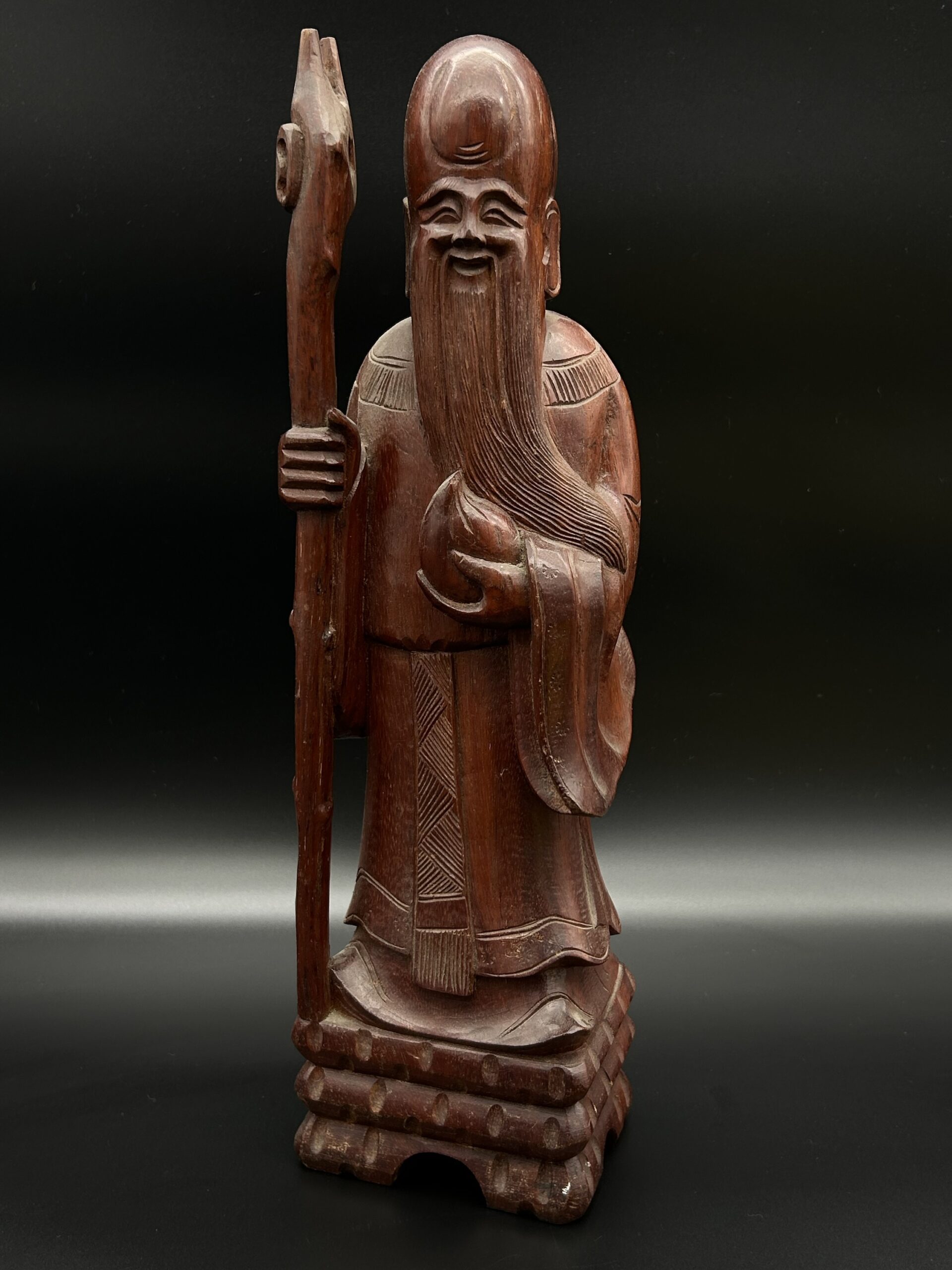 Rzeźba drewniana orientalna – mędrzec z laską