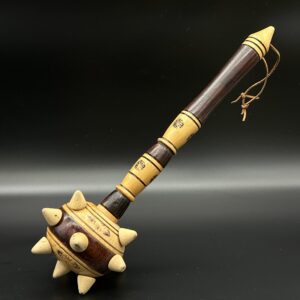 Drewniana maczuga ozdobna z grawerem