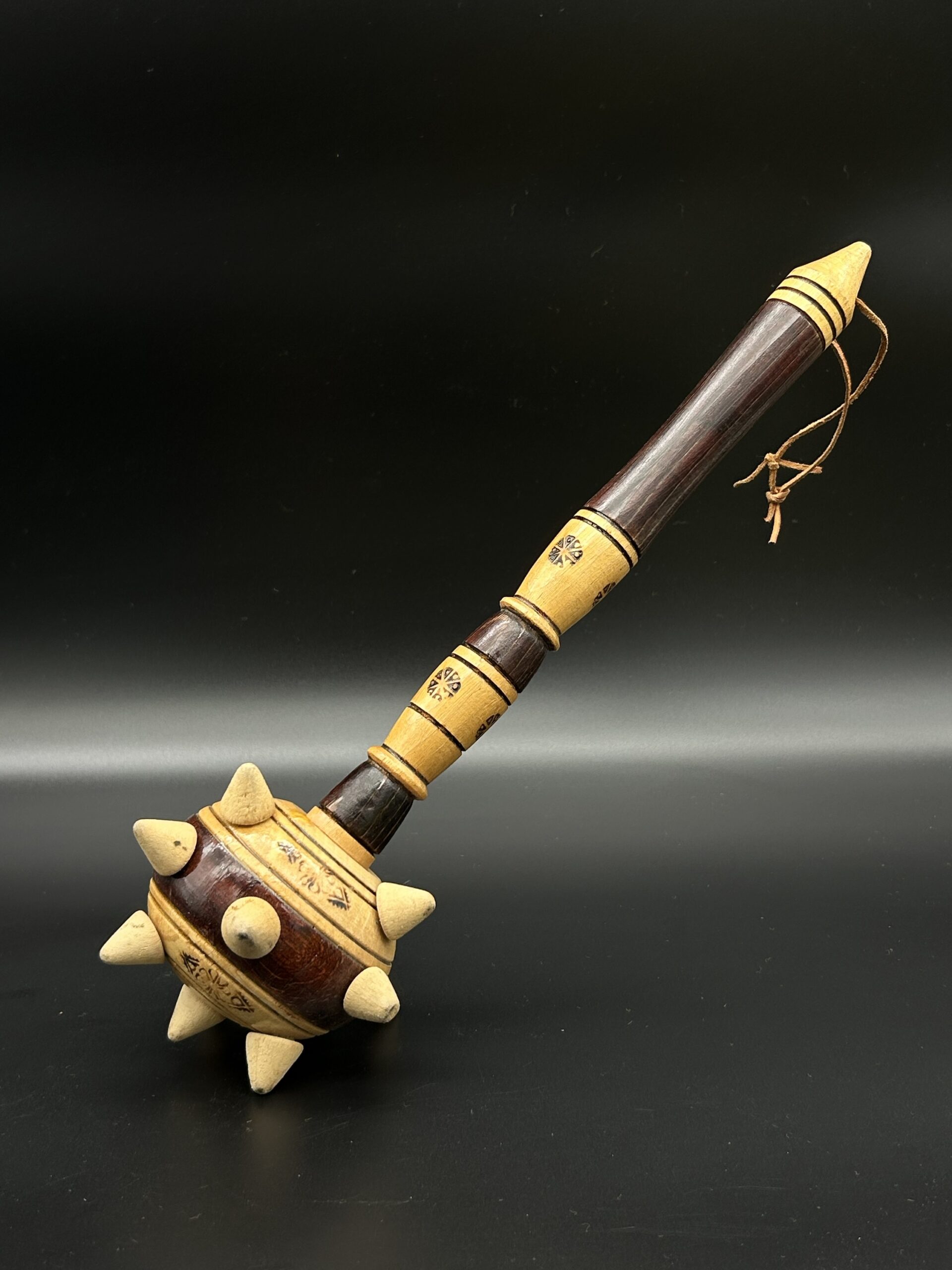 Drewniana maczuga ozdobna z grawerem