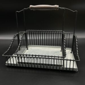 Kosz metalowy z drewnianym uchwytem