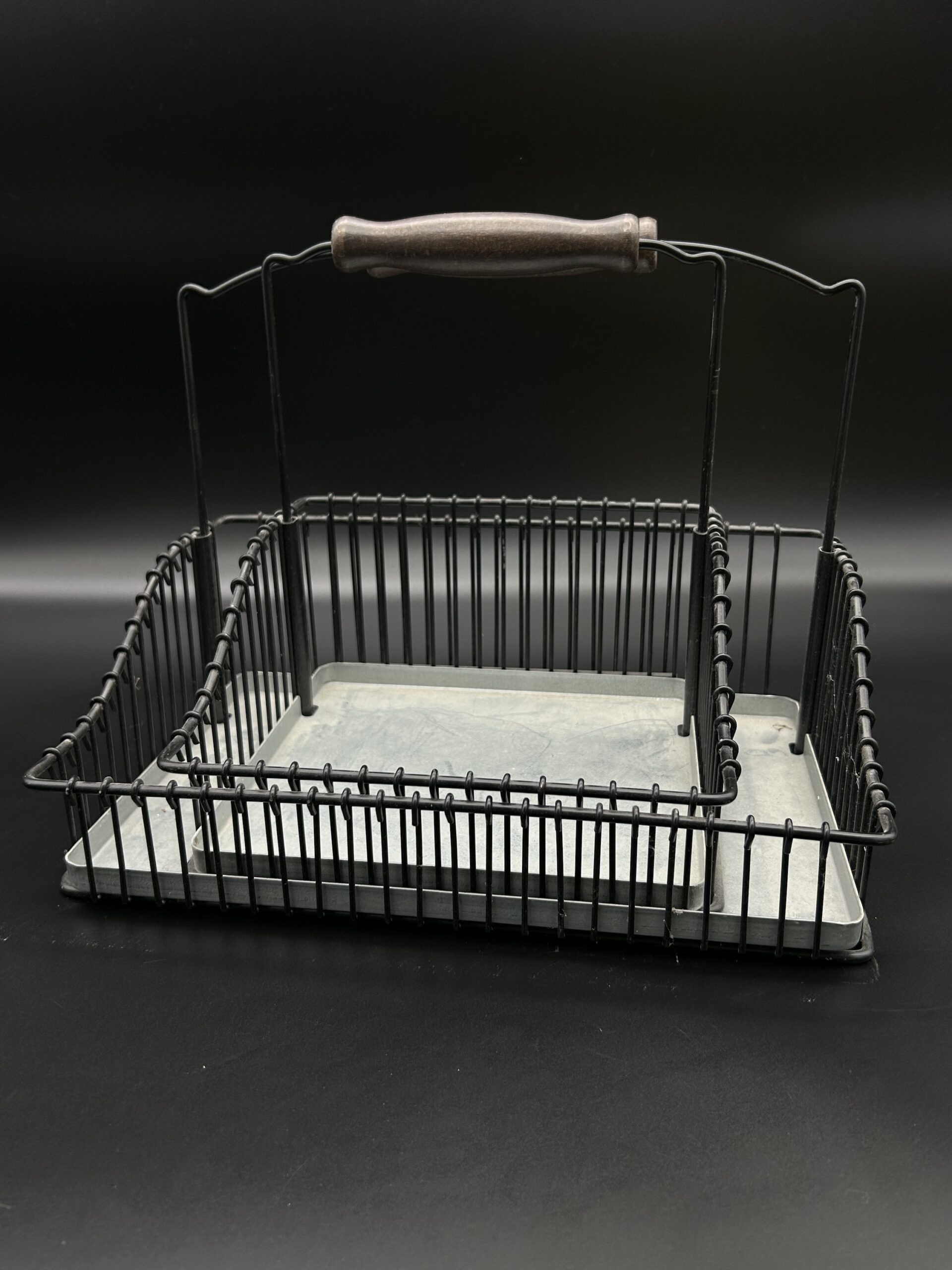 Kosz metalowy z drewnianym uchwytem