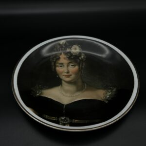 Porcelanowy talerz dekoracyjny z portretem damy