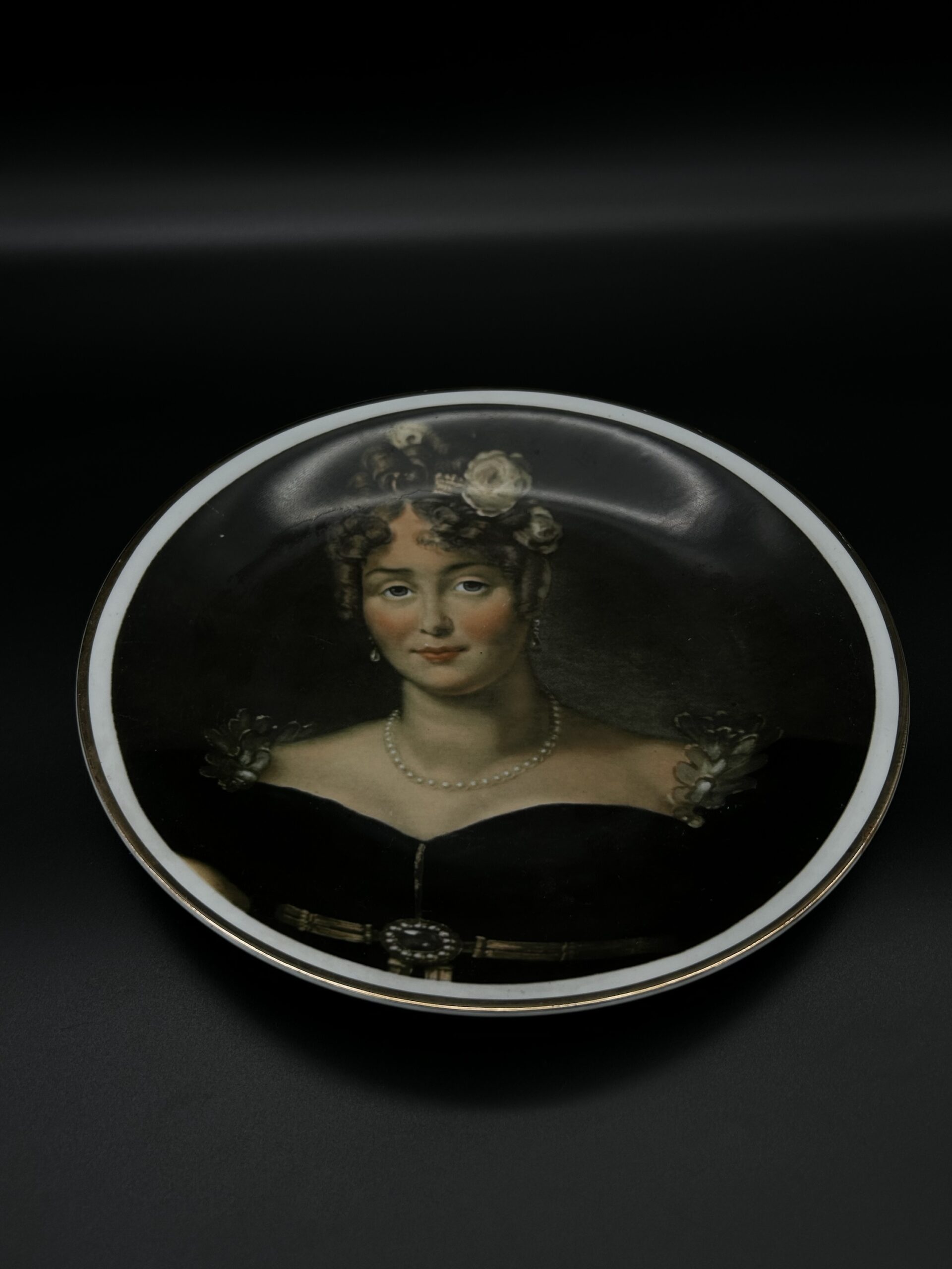 Porcelanowy talerz dekoracyjny z portretem damy