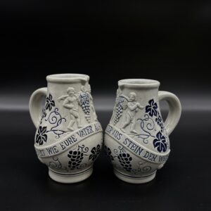 Zestaw dwóch kufli kamionkowych – motyw winobrania