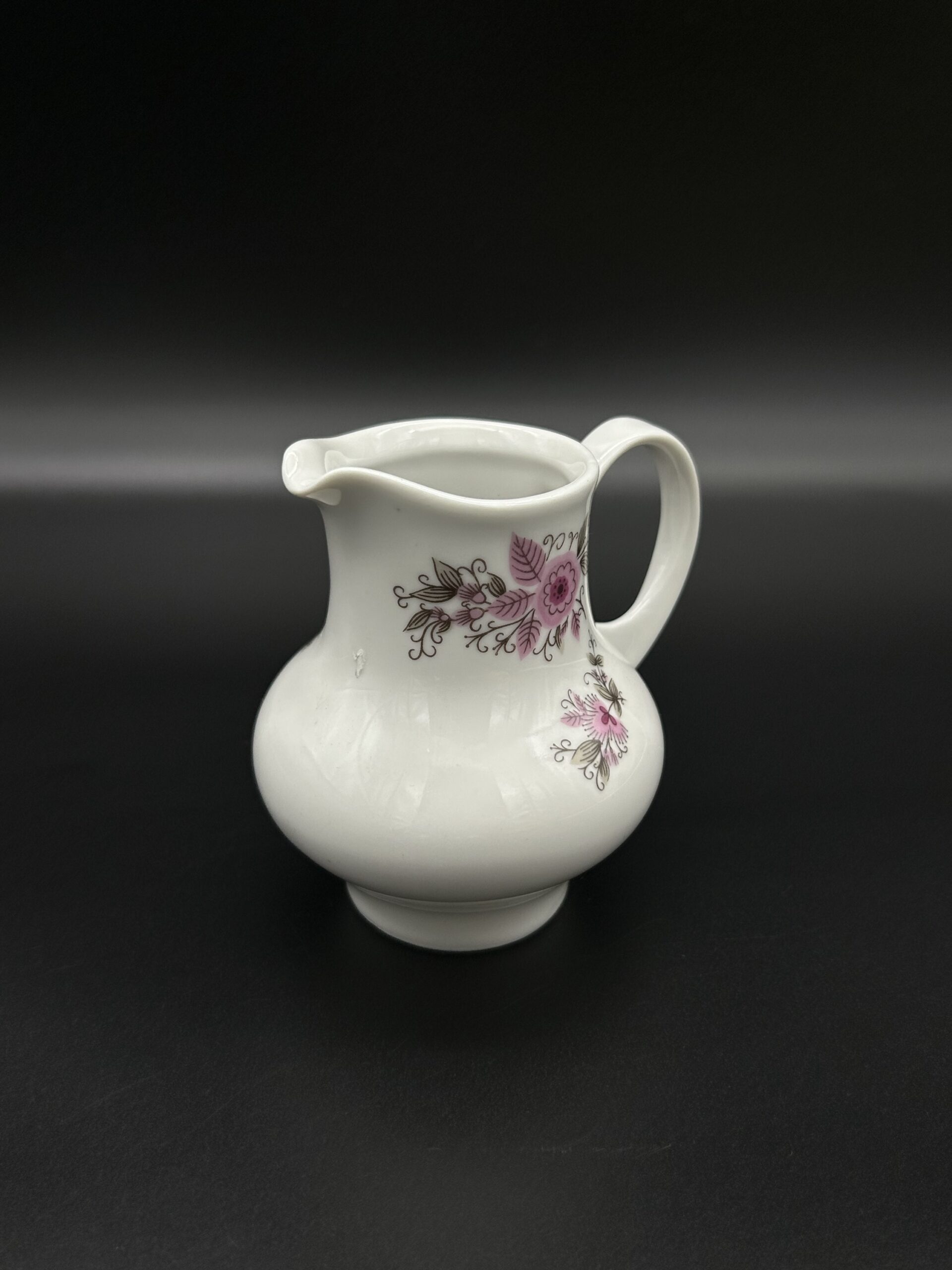 Porcelanowy dzbanuszek z różowym motywem kwiatowym