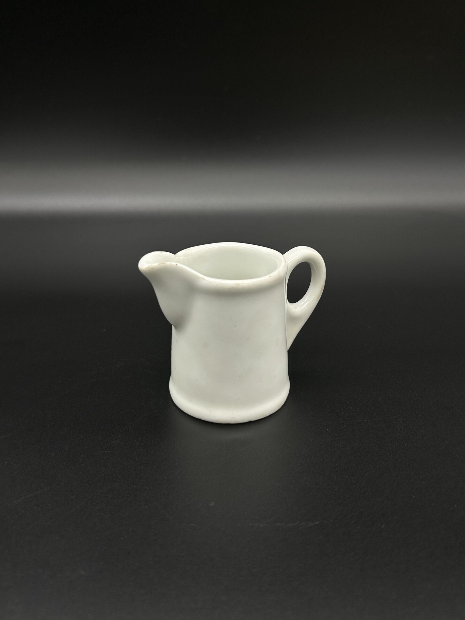 Mały mlecznik porcelanowy – minimalistyczny biały