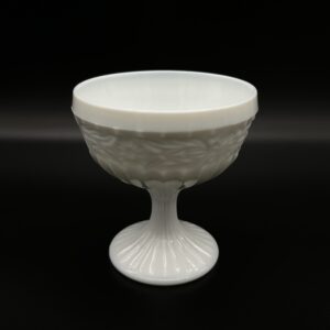 Patera na nodze z mlecznego szkła – reliefowy wzór „Ząbkowice”