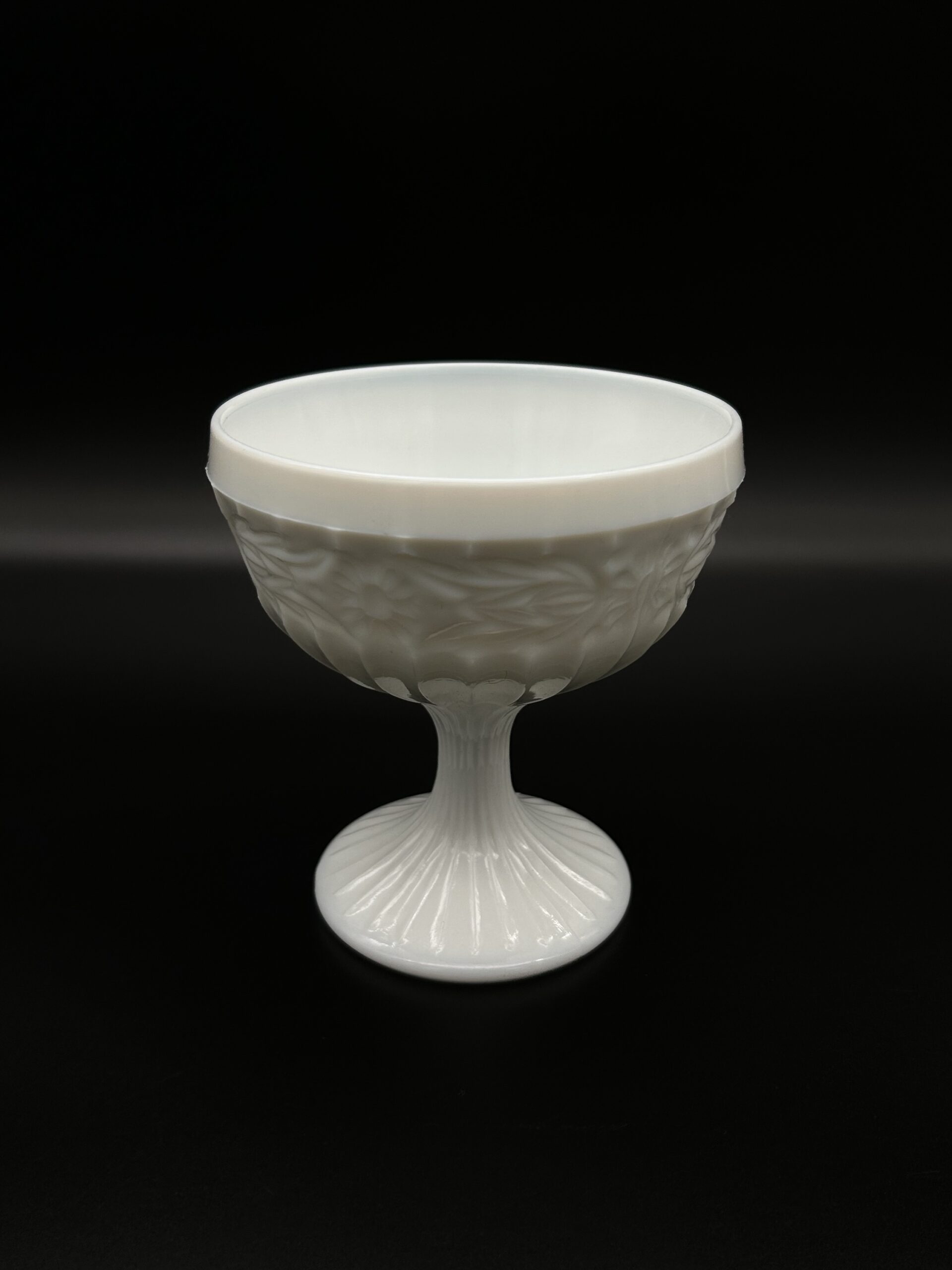 Patera na nodze z mlecznego szkła – reliefowy wzór „Ząbkowice”