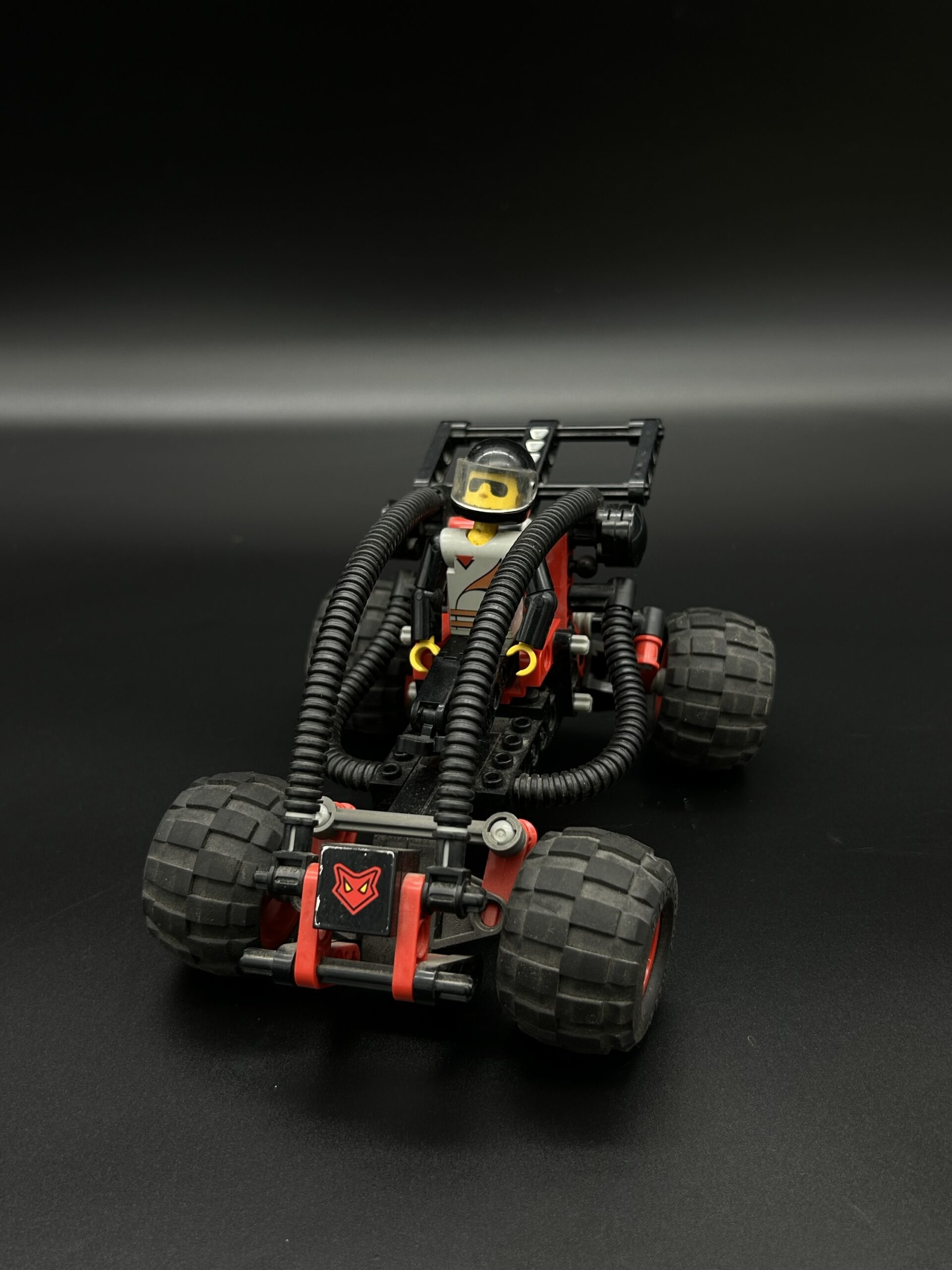 LEGO pojazd terenowy z minifigurką – czerwono-czarny buggy