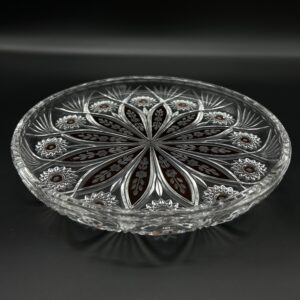 Kryształowa patera z motywem kwiatowym i czerwonymi detalami