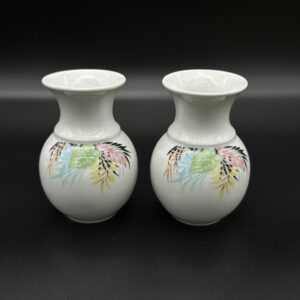 Zestaw dwóch porcelanowych wazoników z kolorowym wzorem roślinnym