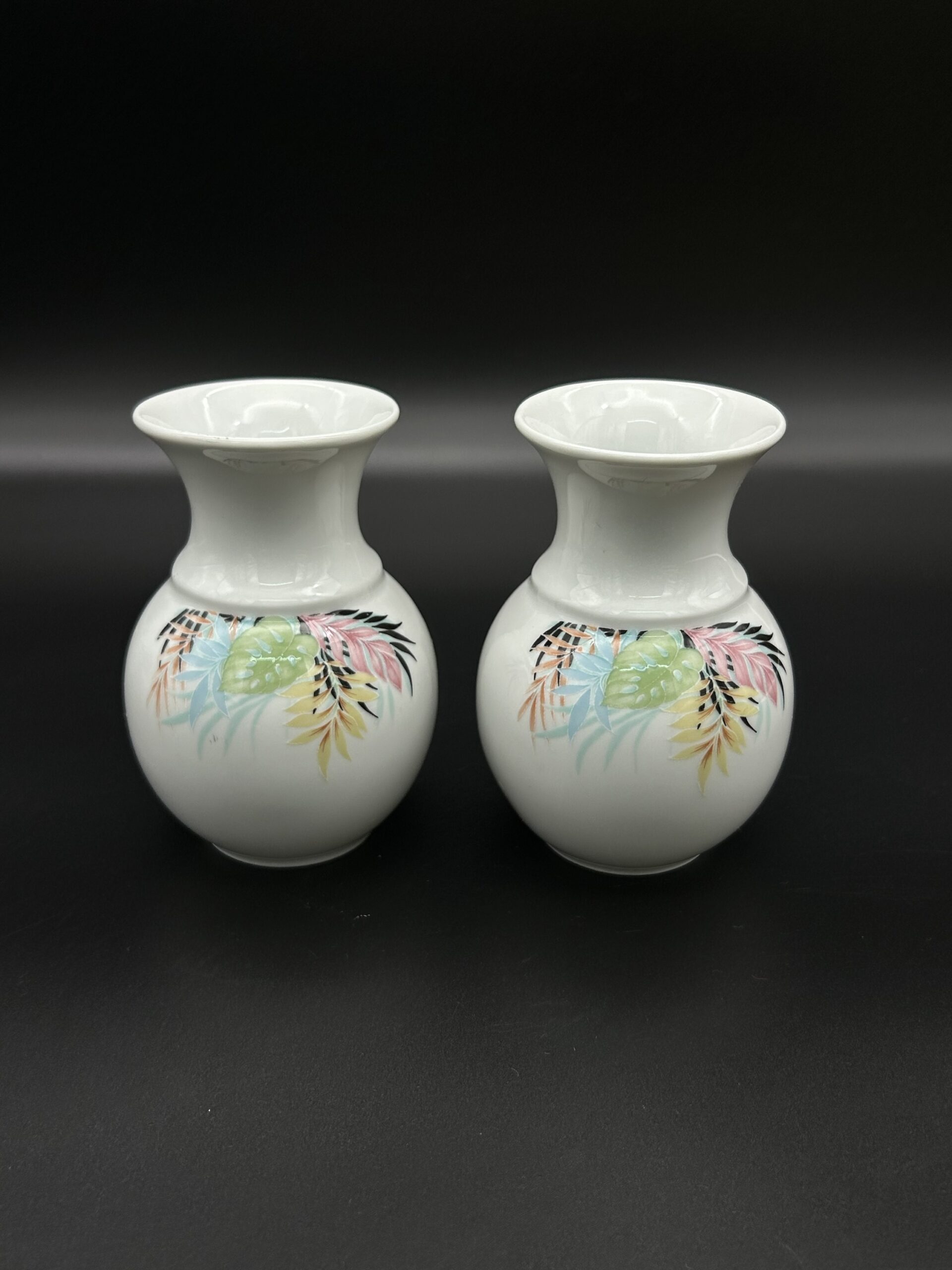 Zestaw dwóch porcelanowych wazoników z kolorowym wzorem roślinnym