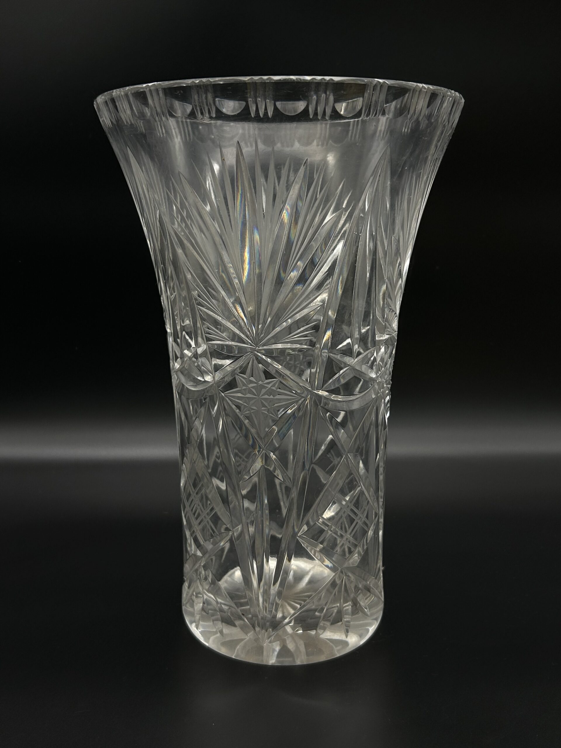 Wazon kryształowy z głębokim szlifem – wzór gwiazd i liści