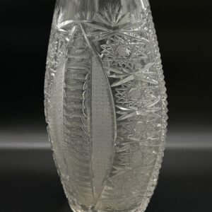 Kryształowy wazon o rozszerzanej formie – misterny szlif