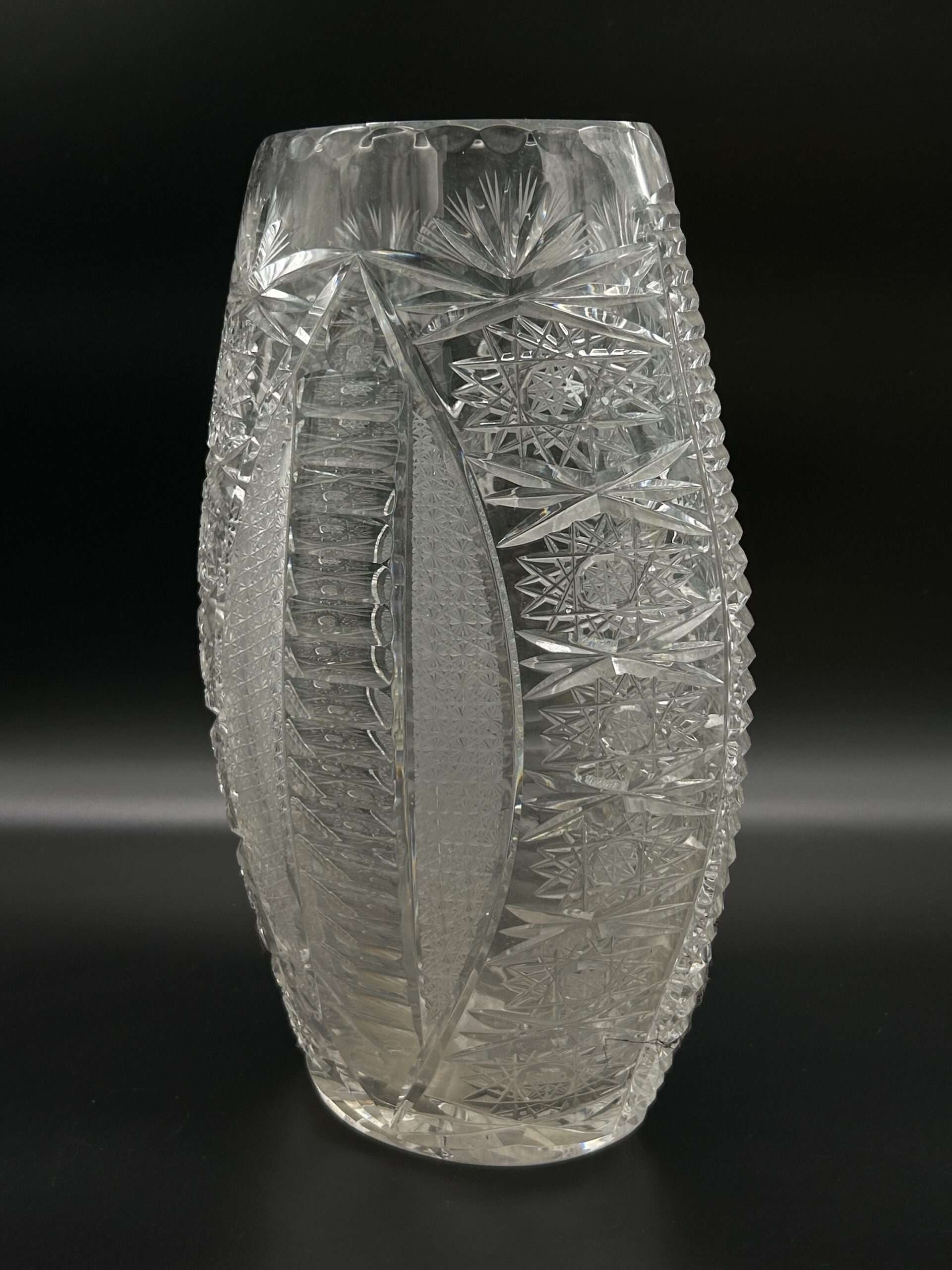 Kryształowy wazon o rozszerzanej formie – misterny szlif
