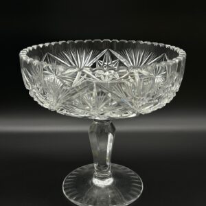 Kryształowa patera na nodze – styl klasyczny