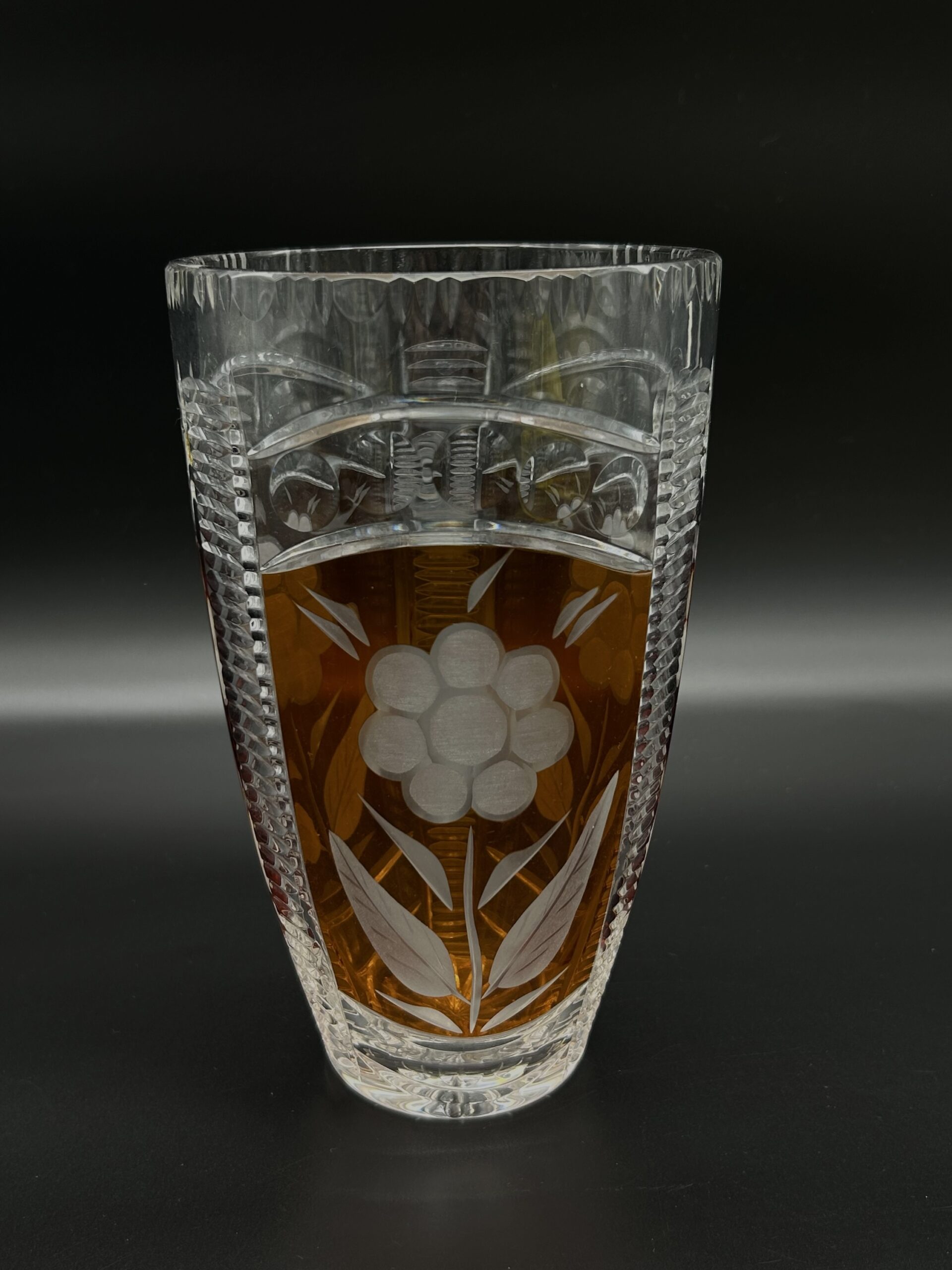 Wazon kryształowy z bursztynowym wypełnieniem i motywem kwiatowym