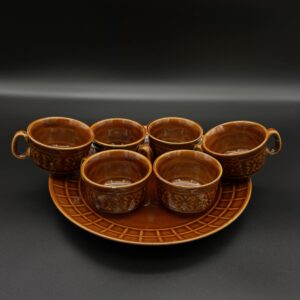 Zestaw brązowych filiżanek z talerzem – vintage ceramika